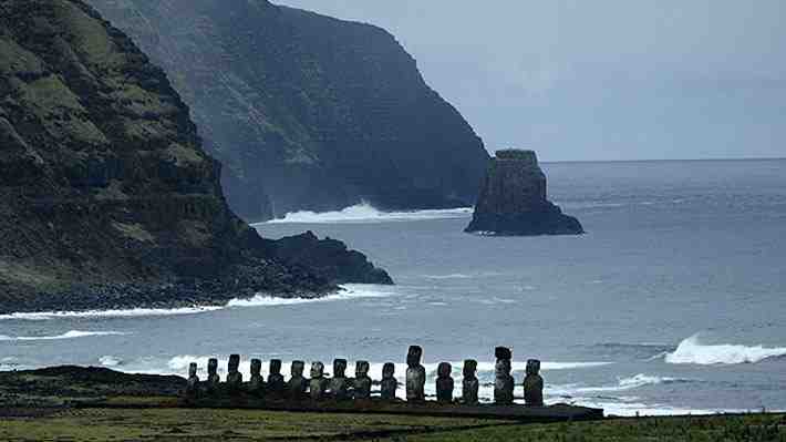 Bióloga marina de Rapa Nui advierte que flotas asiáticas sobreexplotan población de peces cerca de la isla