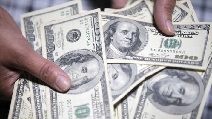 Dólar revierte baja y cierra con leve alza sesión marcada por la alta volatilidad