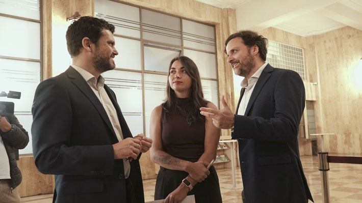 "Estado en quiebra": FA recurre a Contraloría y pide responsabilidades de Valenzuela y Segegob por publicaciones