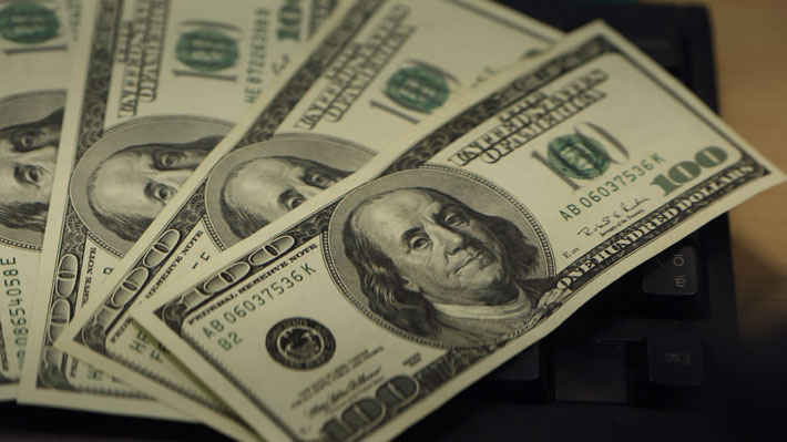 Dólar salta a su mayor nivel del año en medio de creciente incertidumbre por la guerra en Medio Oriente