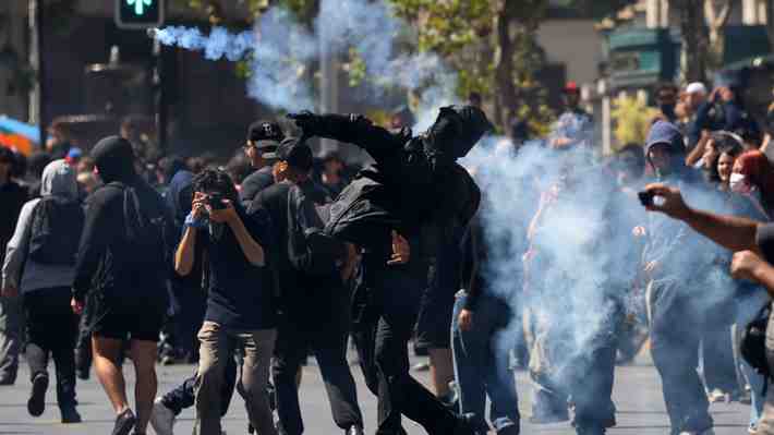 Video | Marcha en Santiago: Encapuchados destruyen protección de estatua de Baquedano y desvíos se mantienen