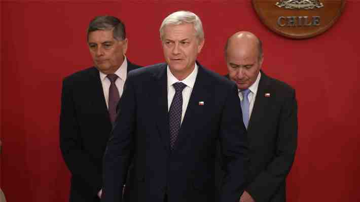 En época de recortes: Gobierno evalúa rebaja transitoria del 20% a sueldos de asesores de Kast