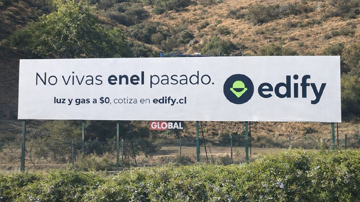 "No vivas enel pasado": El cartel publicitario en Vitacura que abrió un conflicto entre una startup y Enel