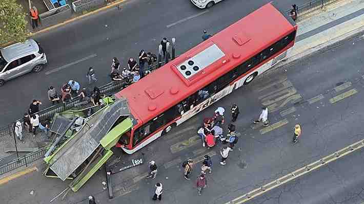 Bus del sistema RED choca con paradero y deja al menos cuatro heridos en Vicuña Mackenna