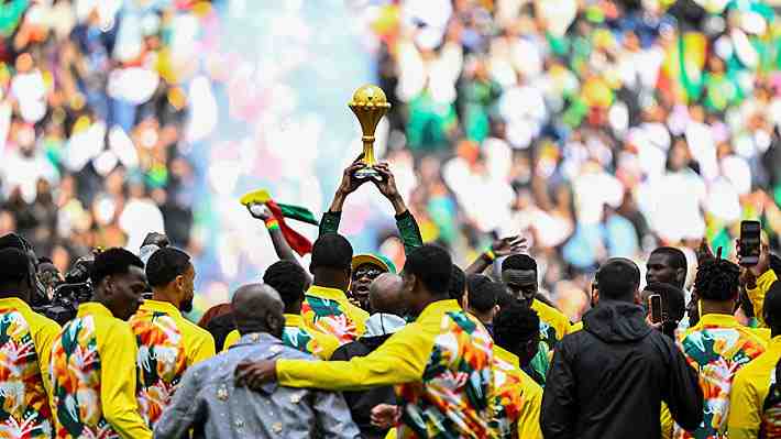 Senegal se rebela ante las advertencias y presenta en sociedad el trofeo de campeón que le fue arrebatado