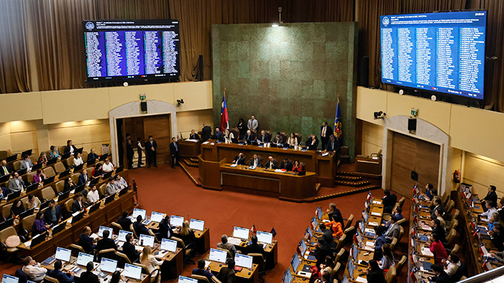 "Un alivio para las familias": Diputados valoran postergación del alza de la luz en medio de incremento en combustibles
