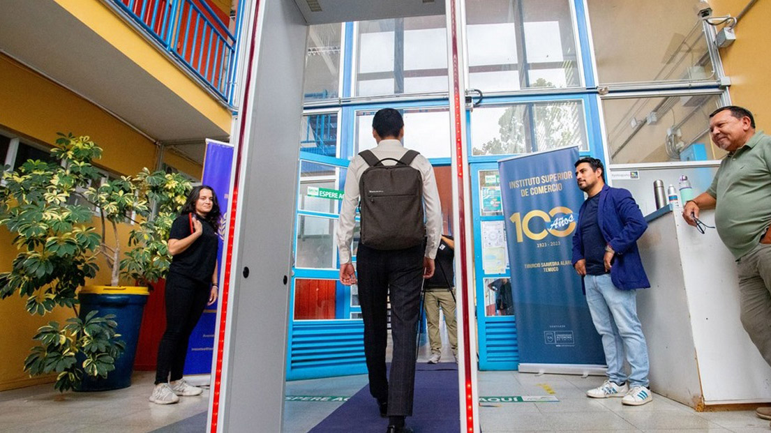 Instalación de pórticos en colegios: El debate en torno a la medida que se agudizó tras el ataque en Calama