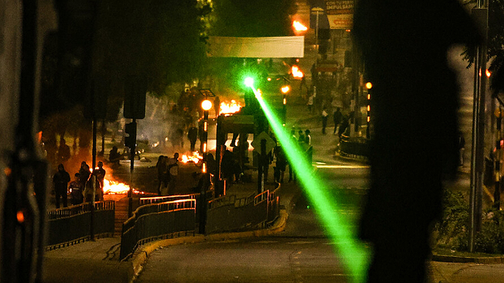 Barricadas, lanzamiento de molotov y cierre de la Ruta 5: Los desmanes en Santiago por el Día del Joven Combatiente