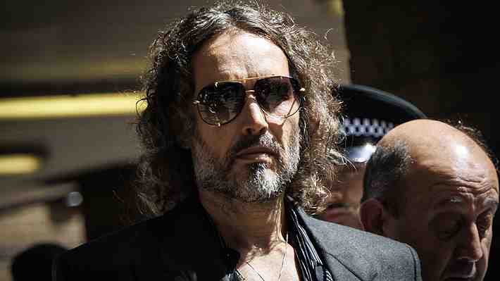 Juicio contra actor Russell Brand por supuestos delitos sexuales es aplazado de junio a octubre