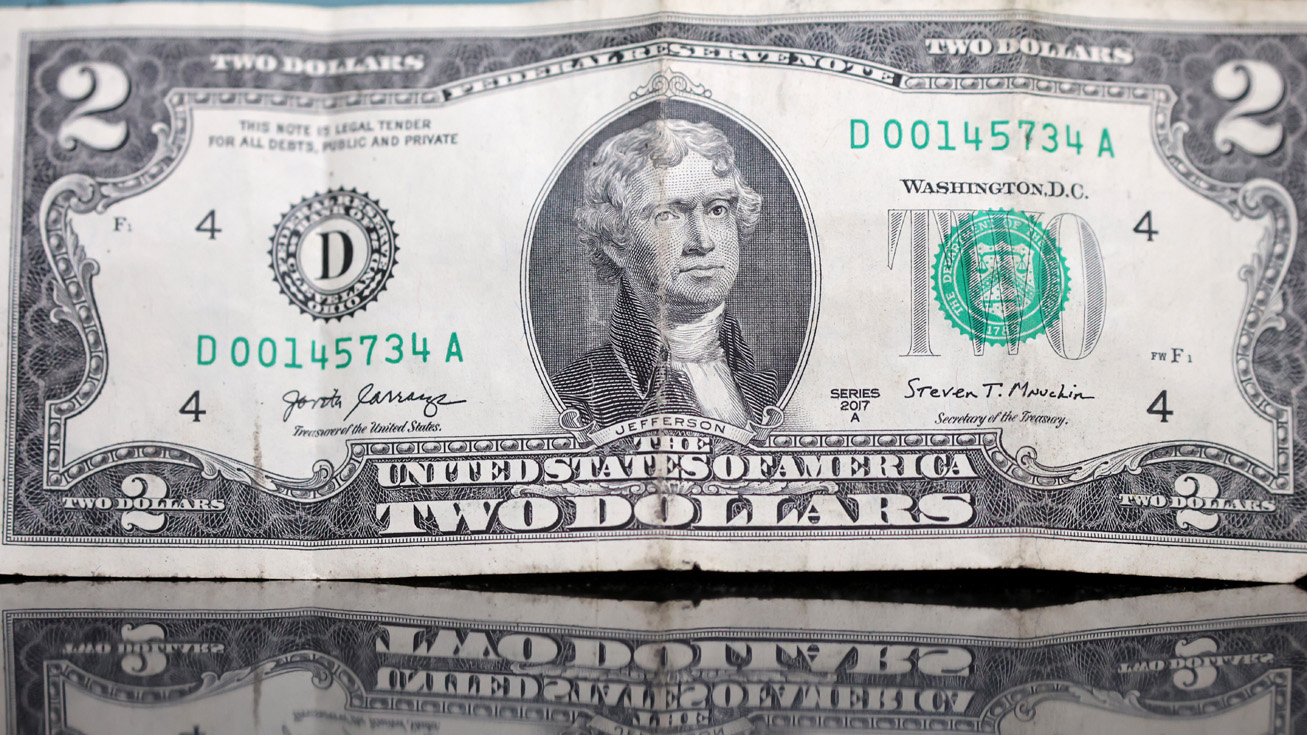 Dólar cierra a la baja y se ubica sobre los $925 en medio de señales de distensión desde EE.UU.