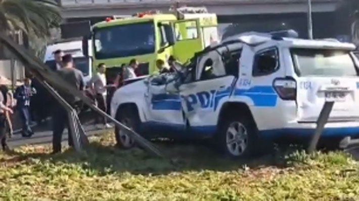 Camioneta de la PDI que transportaba un reo vuelca cerca de aeropuerto: Una policía salió eyectada