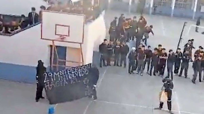 Mismo modus operandi y uso de símbolos anarquistas: Quiénes están detrás de los ataques en liceos emblemáticos