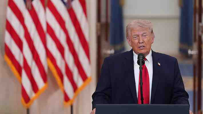 "Los vamos a devolver a la Edad de Piedra": Trump anuncia que EE.UU. atacará "con mucha fuerza" a Irán las próximas semanas