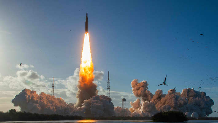 Misión Artemis II supera fallas en el baño y comunicaciones tras despegue y sigue su curso a la órbita lunar