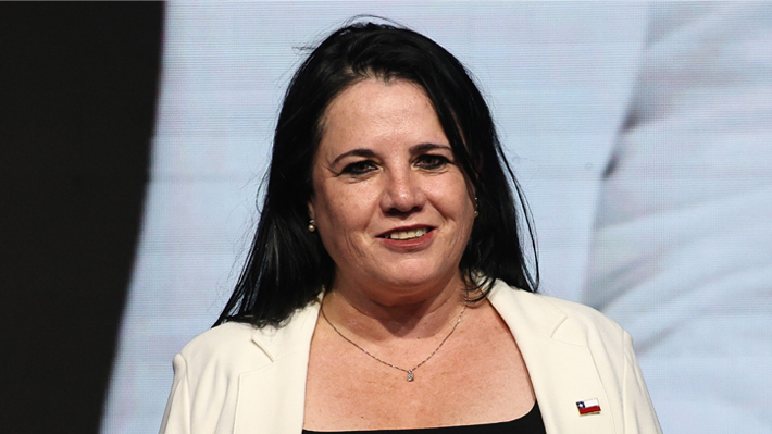 Steinert visita joven baleada en San Bernardo en contexto del Día del Joven Combatiente