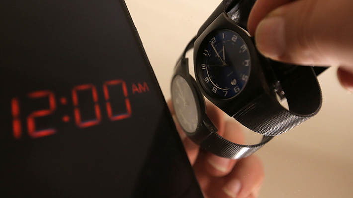 ¿Se retrasa o adelanta? Cuándo y dónde ajustar el reloj este sábado para pasar a horario de invierno en Chile