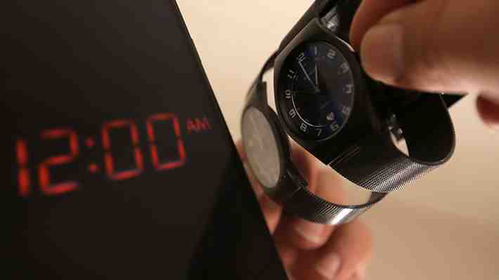 ¿Se retrasa o adelanta? Cuándo y dónde ajustar el reloj este sábado para pasar a horario de invierno en Chile