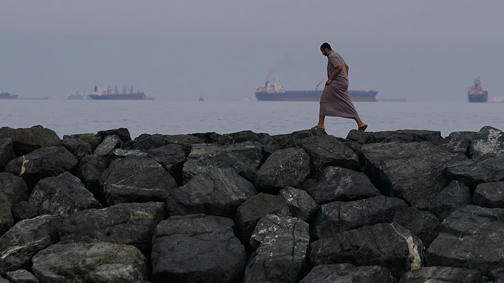 Iran authorizes the passage of ships with humanitarian aid and essential goods through the Strait of Hormuz.