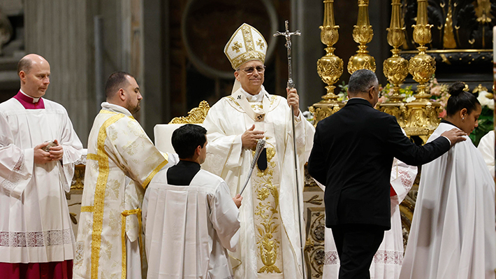 Papa León XIV preside su primera Vigilia Pascual y llama a no dejarse "paralizar" por la guerra