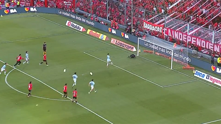 Mira el increíble penal que erró goleador de Racing en derrota en el clásico ante Independiente y que se viralizó