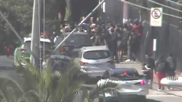 Cuatro menores lesionados por la caída de un portón en protesta fuera de colegio en Puente Alto