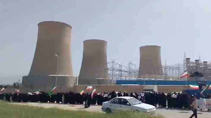 Video | Ultimátum en Irán: Vecinos forman cadenas humanas en centrales eléctricas y autoridades dan pastillas de yodo