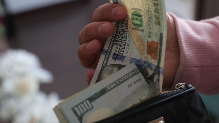 Dólar se derrumba $22 y cierra bajo los $900 tras tregua en Medio Oriente