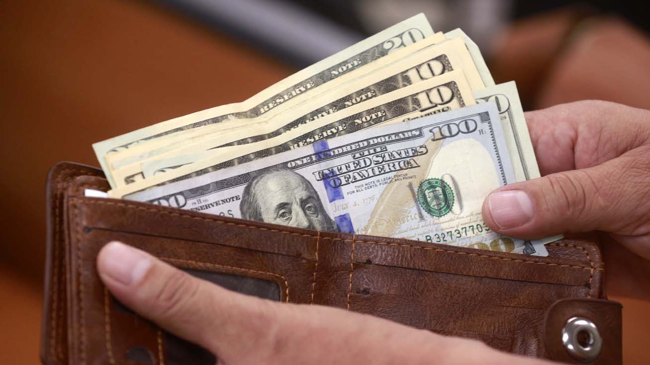 Dólar retrocede y se ubica bajo los $895 tras desescalada de la guerra en Medio Oriente