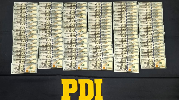 Tenía US$130 mil adheridos a su cuerpo: Detienen a extranjera por contrabando y cohecho en el aeropuerto de Santiago