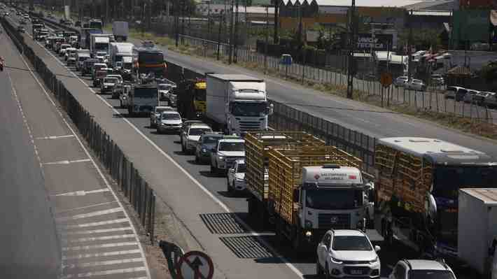 Camioneros golpean la mesa tras nueva alza de gasolinas: "No se nos puede obligar a trabajar bajo los costos"
