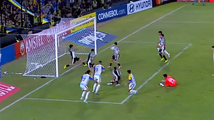 "¿Cómo no fue gol?": Mira el "milagro" que le impidió anotar a Vicente Pizarro por Rosario Central en la Copa Libertadores