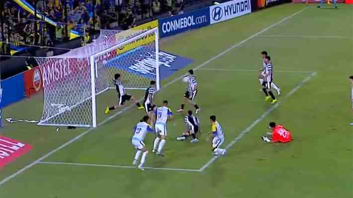 "¿Cómo no fue gol?": Mira el "milagro" que le impidió anotar a Vicente Pizarro por Rosario Central en la Copa Libertadores