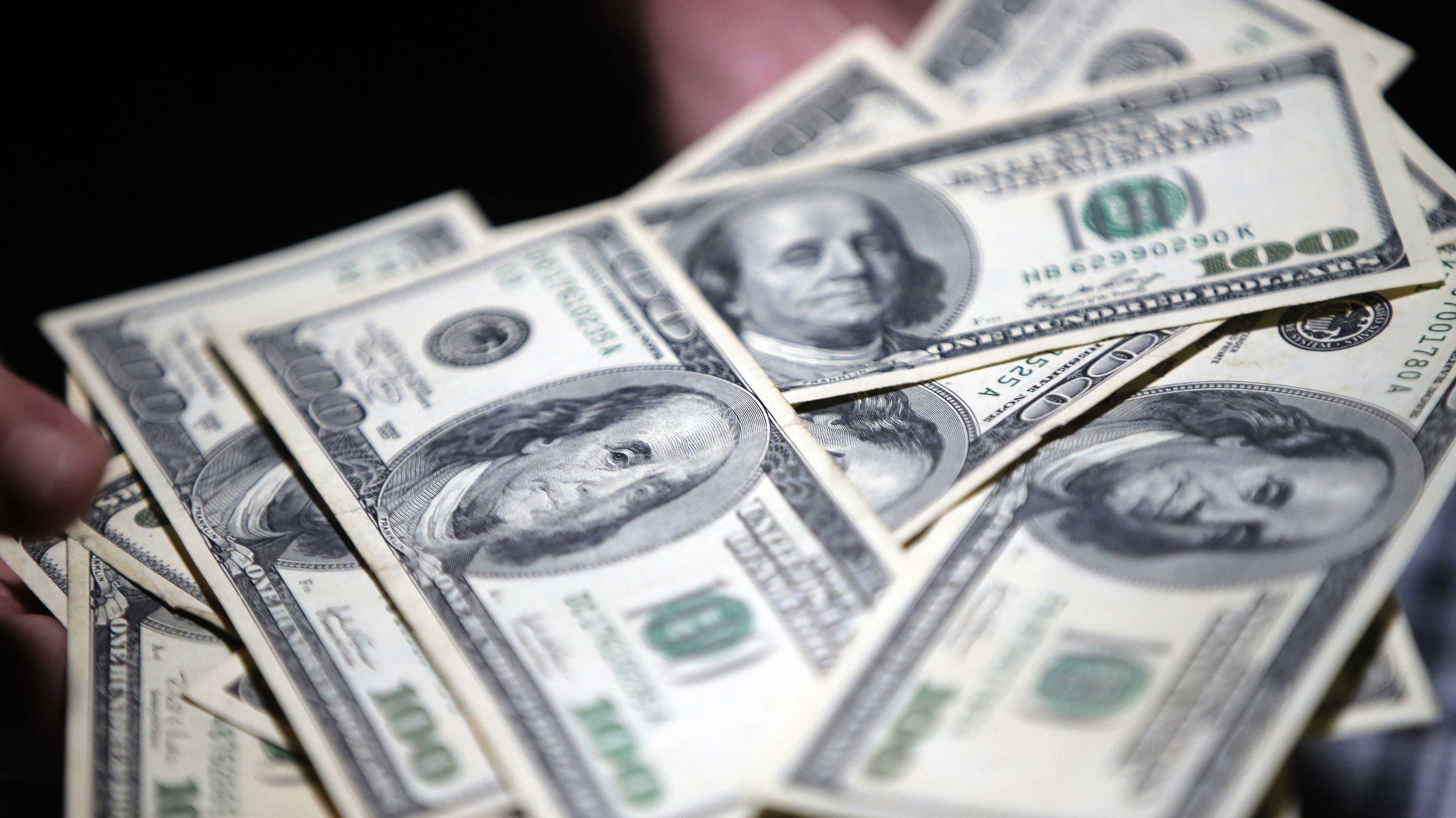 Dólar cierra con leve alza y bajo los $890 tras moderación del cobre y señales de Medio Oriente