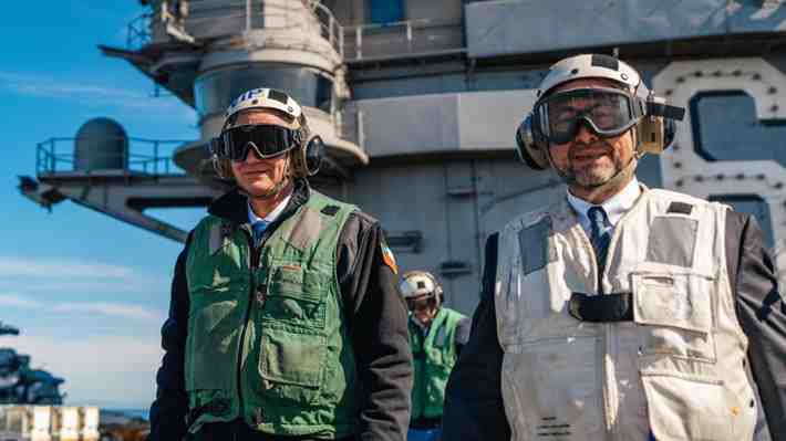 Vestido para la ocasión: Presidente Kast visita portaaviones estadounidense USS Nimitz en Coquimbo