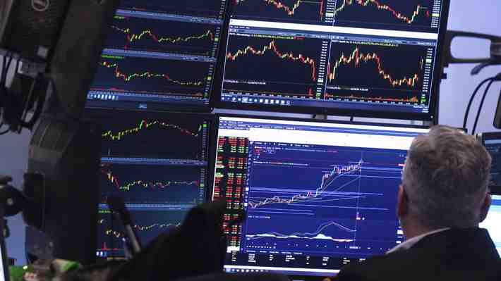 Dólar cae, petróleo se desploma y bolsas celebran: El efecto dominó de la apertura del Estrecho de Ormuz