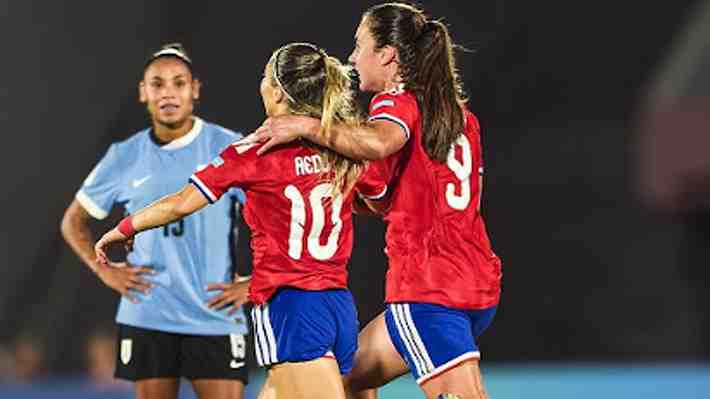 La "Roja" femenina consigue un triunfazo en Uruguay y sigue en carrera por ir al Mundial