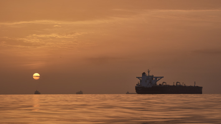 Fallida reapertura de Ormuz: EE.UU. incauta carguero iraní y petróleo salta en los mercados