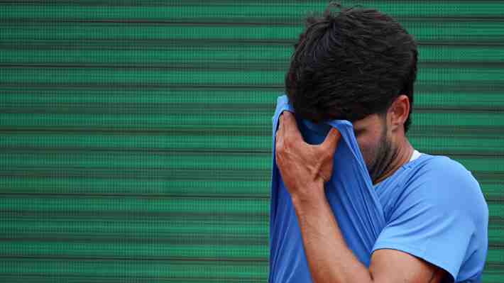 ¿Se pierde Roland Garros? La alerta por la lesión de Carlos Alcaraz y la "impactante" imagen que preocupa en España