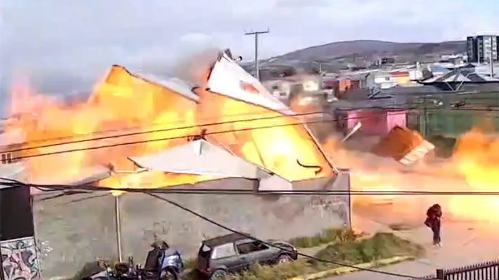 Video | Explosión en taller mecánico deja dos heridos y una vivienda destruida en Punta Arenas