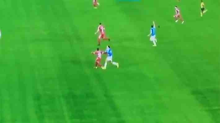 ¿Debió ser expulsado Zampedri? La polémica jugada que pudo sacar de la cancha al goleador cruzado