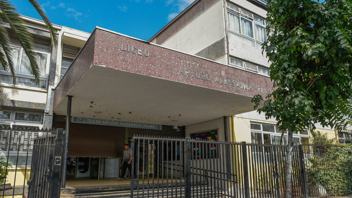 Detienen a alumno tras encender bengala en liceo en Providencia: Vestía overol y tenía 19 mechas para molotov