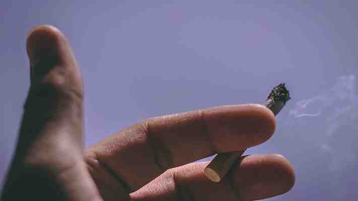 Reino Unido aprueba una ley para prohibir fumar de por vida a los nacidos después del 2008