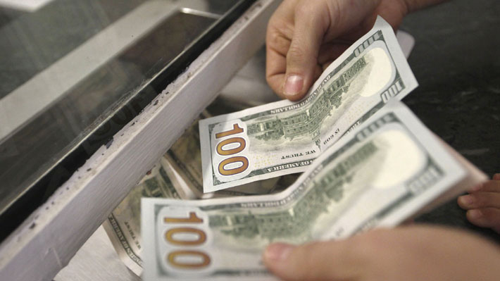 Dólar cae y cierra bajo los $890 en medio de alza del cobre y señales de Medio Oriente