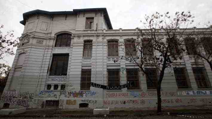 Diez alumnos mantienen tomado el Liceo de Aplicación: SLEP solicita desalojo a Carabineros