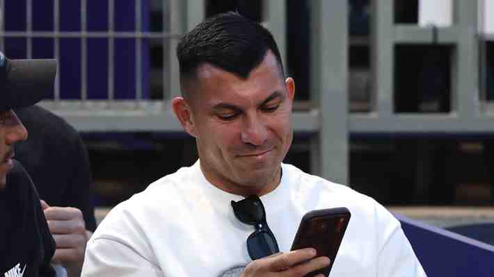 Corte ordena a Gary Medel pagar millonaria indemnización a inspector sanitario tras "funa" durante la pandemia