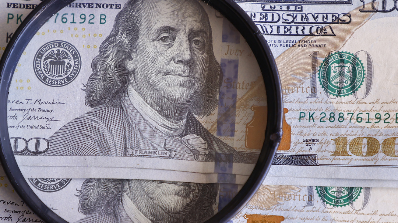 Dólar abre al alza y roza los $900 presionado por la caída del cobre e incertidumbre en Medio Oriente