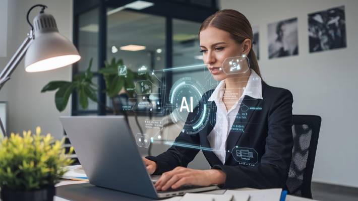 Estudio indica que trabajar en IA requiere título técnico o profesional en el 81% de las vacantes, mientras solo el 4% exige postgrado