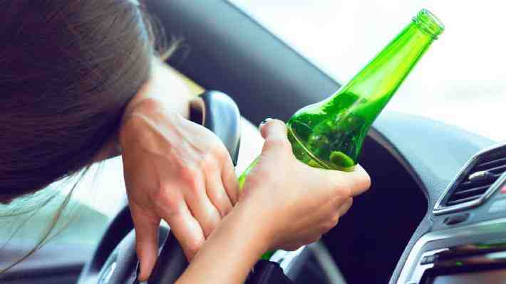 Dormida, borracha y en autopista: Nuevo caso en EE.UU. reabre debate sobre asistencias a la conducción