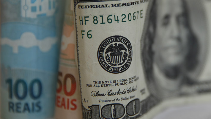 Dólar revierte el alza y cierra bajo los $900 a la espera de las decisiones del Banco Central