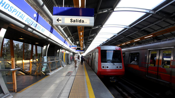 Metro debió cerrar 9 estaciones de Línea 4 en pleno horario punta: Servicio restablecido